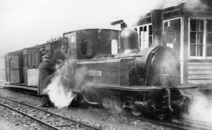 'Moel Tryfan' and Pickering coach with 9.45am Dinas to South Snowdon at Tryfan Junction by the signal box